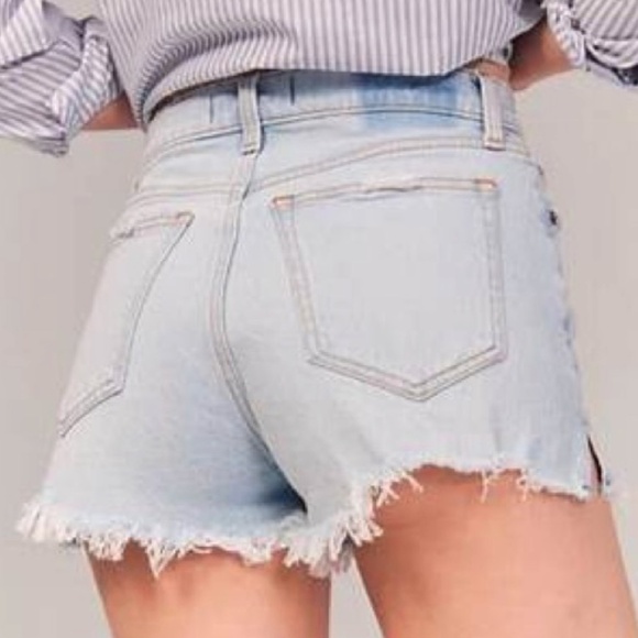 Abercrombie & Fitch The Mom High Rise Frayed Hem Denim Jean Short Size 29/8 - Picture 1 of 6